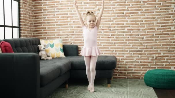 Sevimli Sarışın Balerin Kız Gülümseyerek Evde Dans Ediyor — Stok video