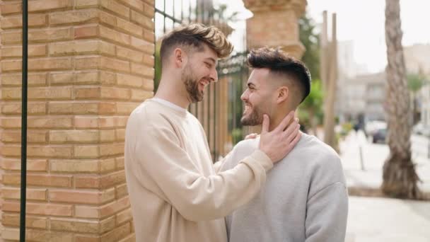 Genç Çift Gülümsüyor Birbirlerine Sarılıyorlar Sokakta Konuşuyorlar — Stok video