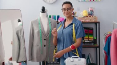 moda tasarımcısı olarak stüdyonun tasarımları üzerinde çalışıyor