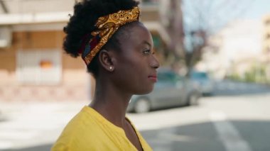 Genç Afrikalı Amerikalı kadın gülümsüyor. Kendine güveni tam.