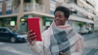 Genç Afro-Amerikalı kadın gülümsüyor.