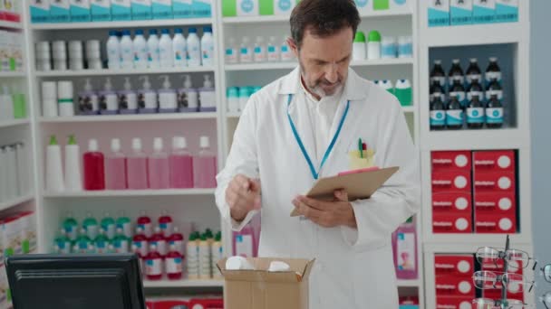 Hombre Mediana Edad Farmacéutico Escribir Portapapeles Farmacia — Vídeos de Stock