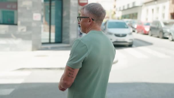 中年人灰白头发 手挽手站在街上 — 图库视频影像