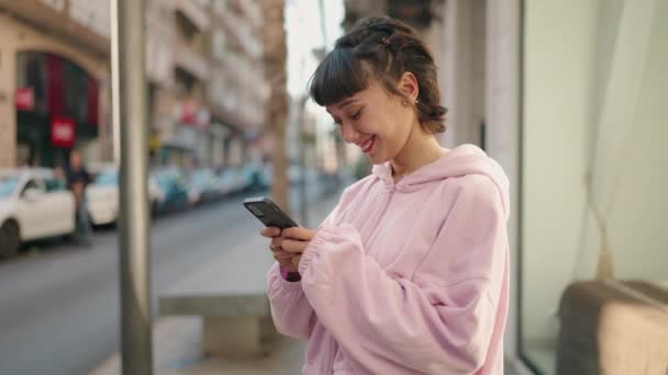 Ung Latinamerikansk Kvinna Ler Säkert Med Smartphone Gatan — Stockvideo