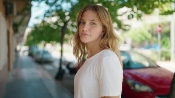 Jonge Blonde Vrouw Straat — Stockvideo