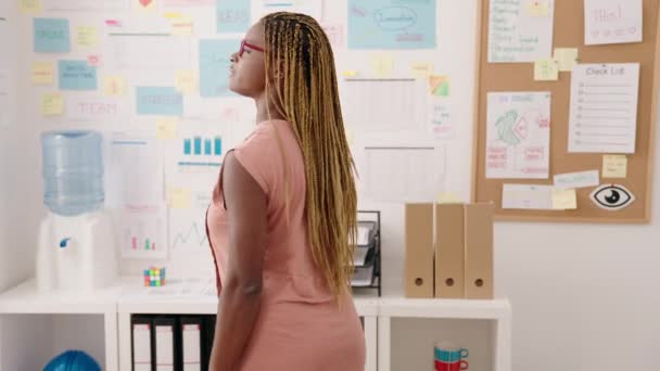 Afro Amerikalı Kadını Gülümseyen Kendine Güvenen Kollarını Kavuşturup Ofiste Kol — Stok video