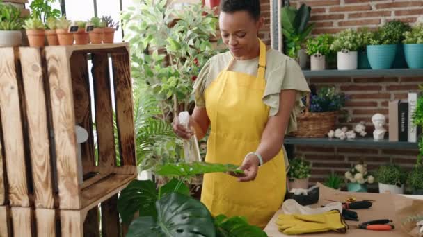 年轻的非洲裔美国人 花园里有一束花 — 图库视频影像