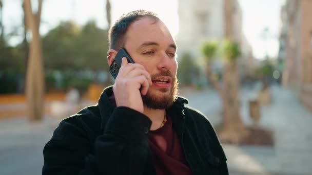 Νέοι Συν Μέγεθος Άνθρωπος Χαμογελά Αυτοπεποίθηση Μιλώντας Στο Smartphone Στο — Αρχείο Βίντεο