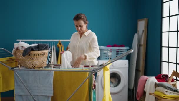 Frau Mittleren Alters Hängt Kleidung Wäscheleine Waschküche — Stockvideo