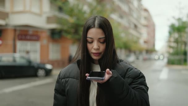 Young Hispanic Woman Smiling Confident Sending Audio Message Street — Αρχείο Βίντεο