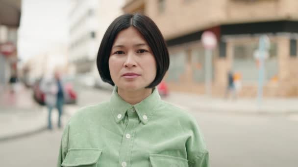 Junge Chinesin Lächelt Selbstbewusst Auf Der Straße — Stockvideo