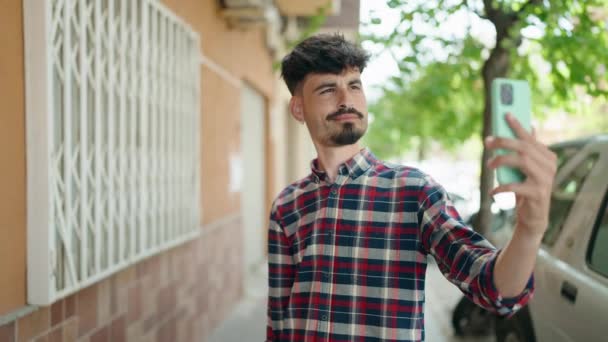 Νεαρός Ισπανόφωνος Χαμογελά Σίγουρος Κάνοντας Selfie Από Smartphone Στο Δρόμο — Αρχείο Βίντεο