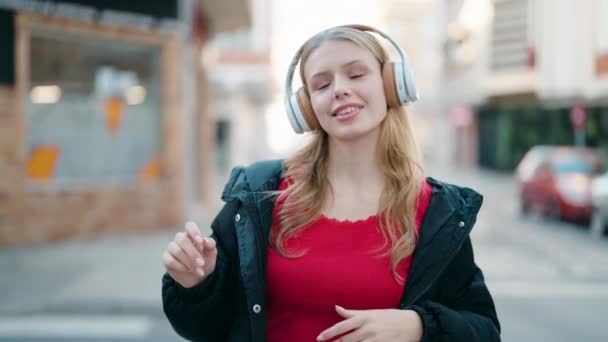 Young Blonde Girl Smiling Confident Listening Music Street — Vídeo de Stock