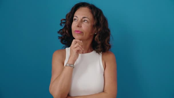 Donna Mezza Età Piedi Con Dubbio Espressione Isolato Sfondo Blu — Video Stock