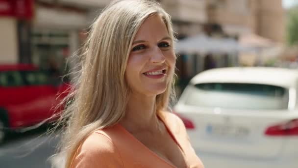 Young Caucasian Woman Smiling City Street — Vídeos de Stock