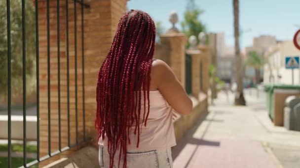 非洲裔美国妇女微笑着自信地站在街头 双手交叉地摆出姿势 — 图库视频影像