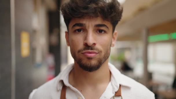 Молодий Арабський Чоловік Офіціант Стоїть Обіймами Перетнув Жест Ресторані — стокове відео
