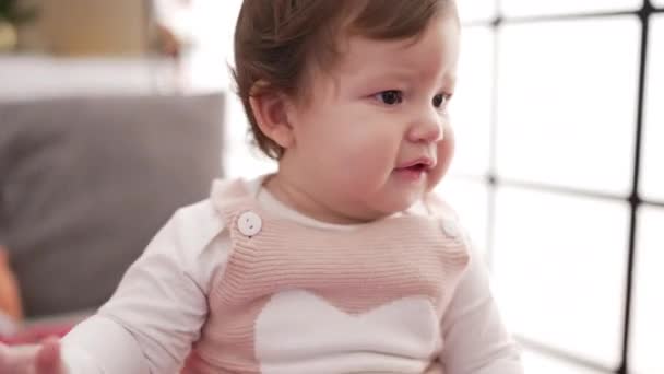 Odada Bebeği Olan Küçük Bir Çocuk — Stok video