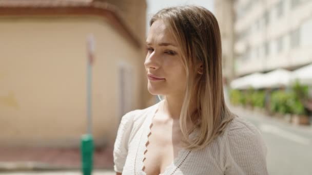 Jeune Femme Caucasienne Souriant Rue Ville — Video