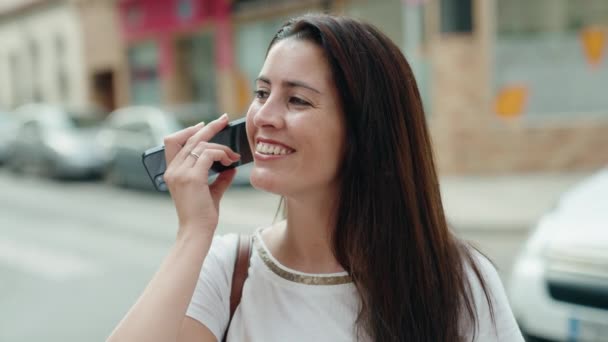 Jonge Vrouw Met Mobiele Telefoon — Stockvideo