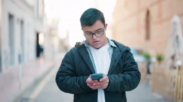 唐氏综合症男人在街上用智能手机充满自信地微笑 — 图库视频影像