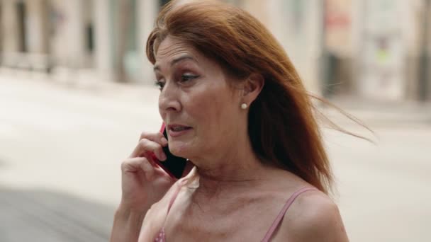 中年红头发女人在街上用智能手机说话 — 图库视频影像