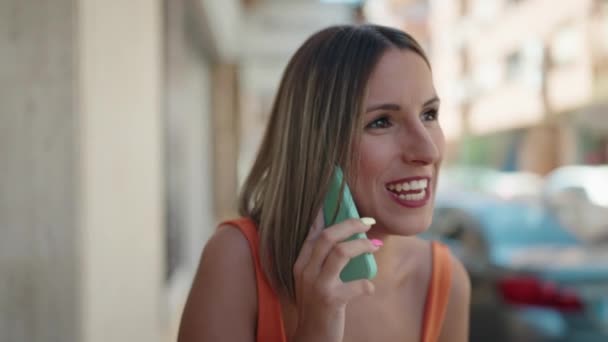 Mujer Rubia Joven Sonriendo Hablando Teléfono Inteligente Calle — Vídeos de Stock
