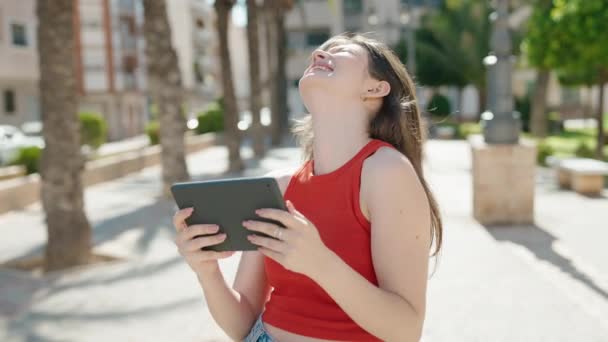 Młoda Kaukaska Kobieta Uśmiecha Się Pewnie Oglądając Wideo Touchpad Parku — Wideo stockowe
