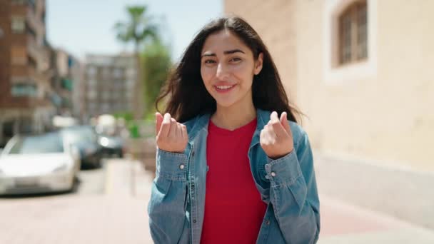 Jong Hispanic Meisje Glimlachen Zelfverzekerd Doen Geld Uitgeven Gebaar Straat — Stockvideo