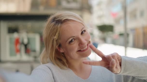 Joven Mujer Rubia Sonriendo Confiado Hacer Selfie Por Cámara Calle — Vídeos de Stock