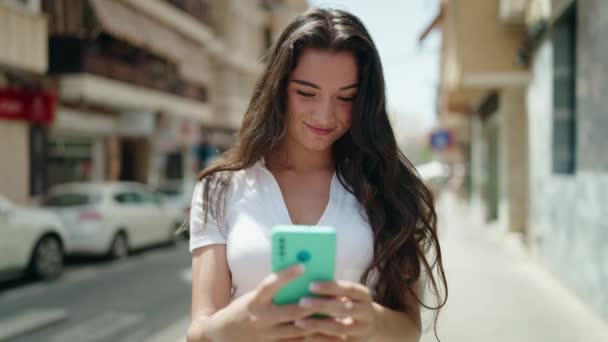 Jonge Vrouw Glimlachen Zelfverzekerd Met Video Bellen Straat — Stockvideo