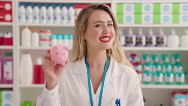 Portrait Une Belle Jeune Femme Avec Tirelire Dans Pharmacie — Video