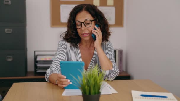 Geschäftsfrau Mittleren Alters Spricht Büro Touchpad Auf Dem Smartphone — Stockvideo