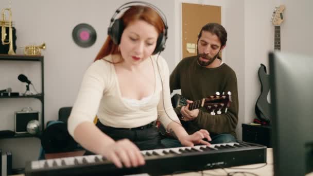 Άντρας Και Γυναίκα Συνθέτουν Τραγούδι Παίζοντας Κιθάρα Και Πιάνο Στο — Αρχείο Βίντεο