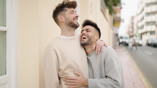 Genç Çift Gülümsüyor Sokakta Birbirlerine Sarılıyorlar — Stok video