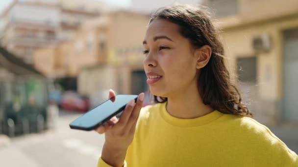 Νεαρή Γυναίκα Χαμογελά Αυτοπεποίθηση Μιλώντας Στο Smartphone Στο Δρόμο — Αρχείο Βίντεο