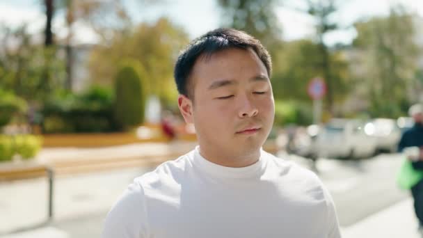 Молодой Китаец Стоит Расслабленным Лицом Парке — стоковое видео