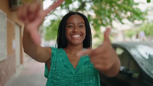 Afroamerykanka Uśmiecha Się Pewnie Robiąc Gest Fotograficzny Rękami Ulicy — Wideo stockowe