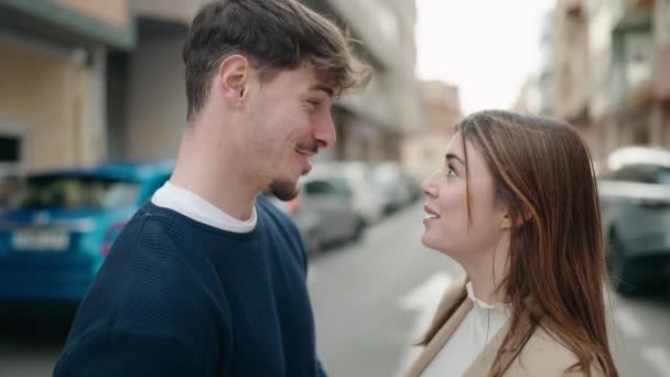Junges Paar Lächelt Selbstbewusst Auf Der Straße — Stockvideo