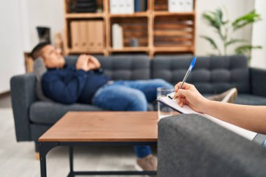 Genç Latin bir hasta psikoloji kliniğinde psikolog seansı yaptığını vurguladı.