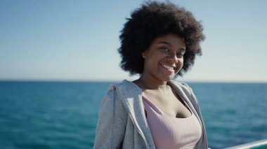 Afrikalı Amerikalı kadın yeni evinde karton kutu paketliyor.