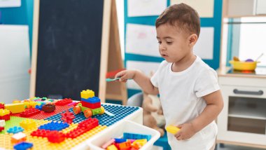 Tapılası İspanyol çocuk anaokulunda inşaat bloklarıyla oynuyor.