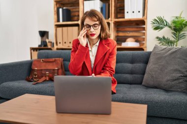 Beyaz kadın psikolog psikoloji merkezinde online danışmanlık yapıyor.