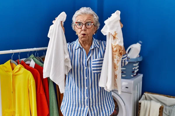 Donna Anziana Con Capelli Grigi Possesso Pulito Shirt Bianca Shirt — Foto Stock
