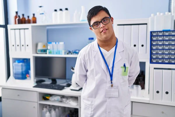 Sendromlu Adam Laboratuarda Duran Bilim Adamı Üniforması Giyiyor — Stok fotoğraf