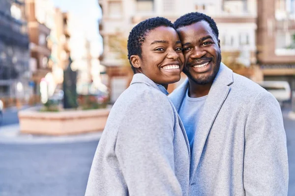 Man Vrouw Paar Glimlachen Zelfverzekerd Staan Samen Straat — Stockfoto