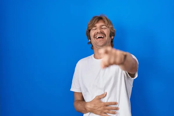 Middle Age Man Standing Blue Background Laughing You Pointing Finger — 图库照片