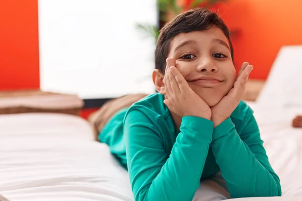 Sevimli Spanyol Çocuk Yatakta Kendinden Emin Bir Şekilde Yatıyor — Stok fotoğraf