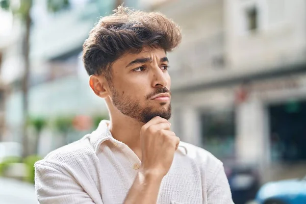 Ung Arabisk Man Står Med Tvivel Uttryck Gatan — Stockfoto