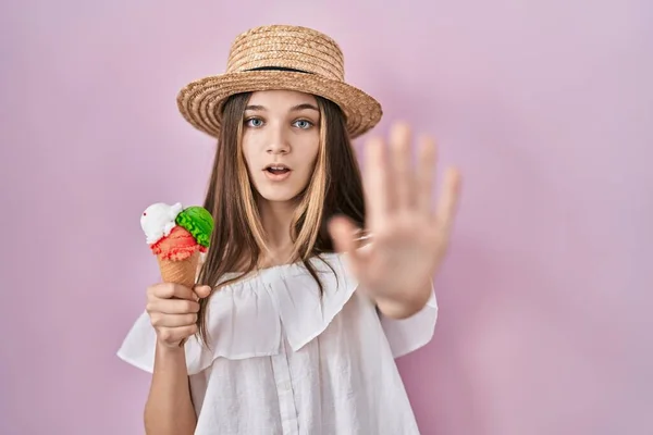 十代の女の子を保持していますアイスクリームを行いますストップジェスチャーとともに手掌 怒っていると欲求不満式 — ストック写真